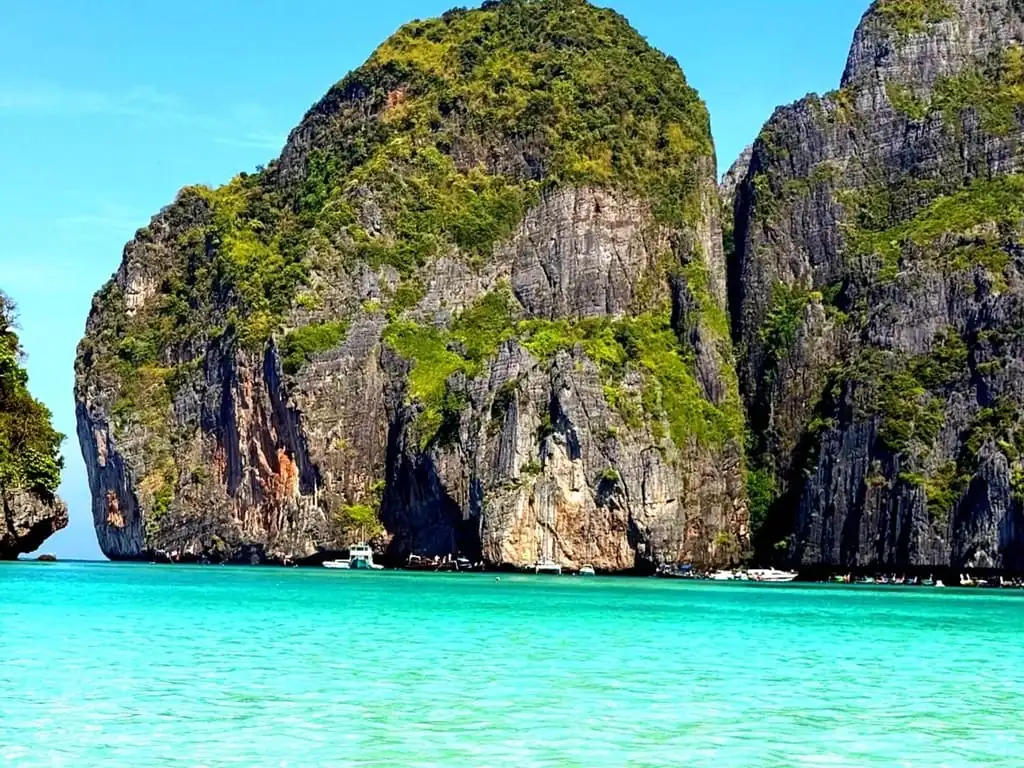 Maya Bay Sunrise Tour from Phi Phi with Breakfast β turquoise water and limestone cliffs of Maya Bay, Phi Phi (photo 1)